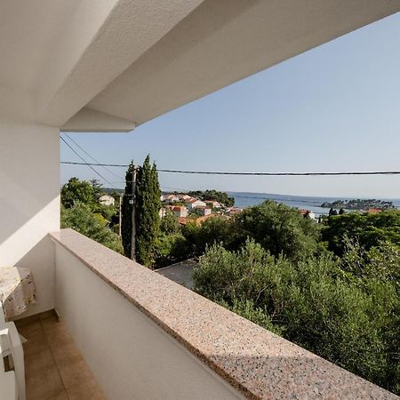 Apartments Mladenka In Banjol Екстериор снимка