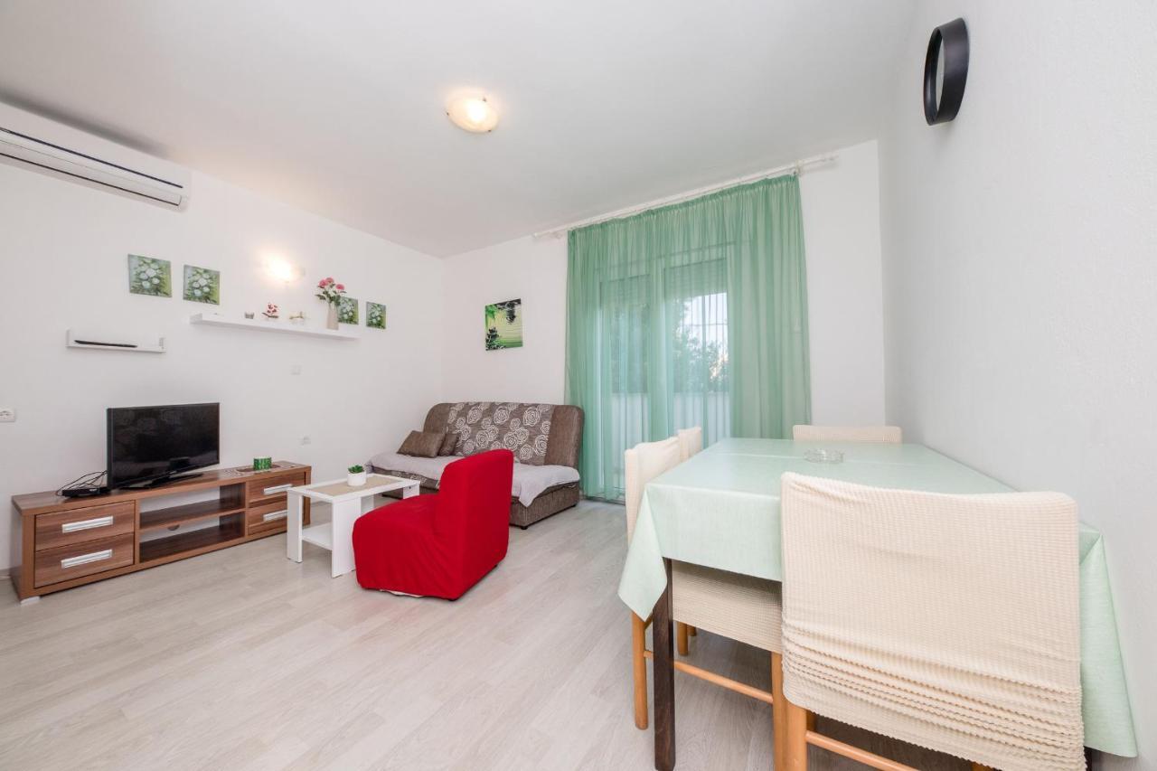 Apartments Mladenka In Banjol Екстериор снимка
