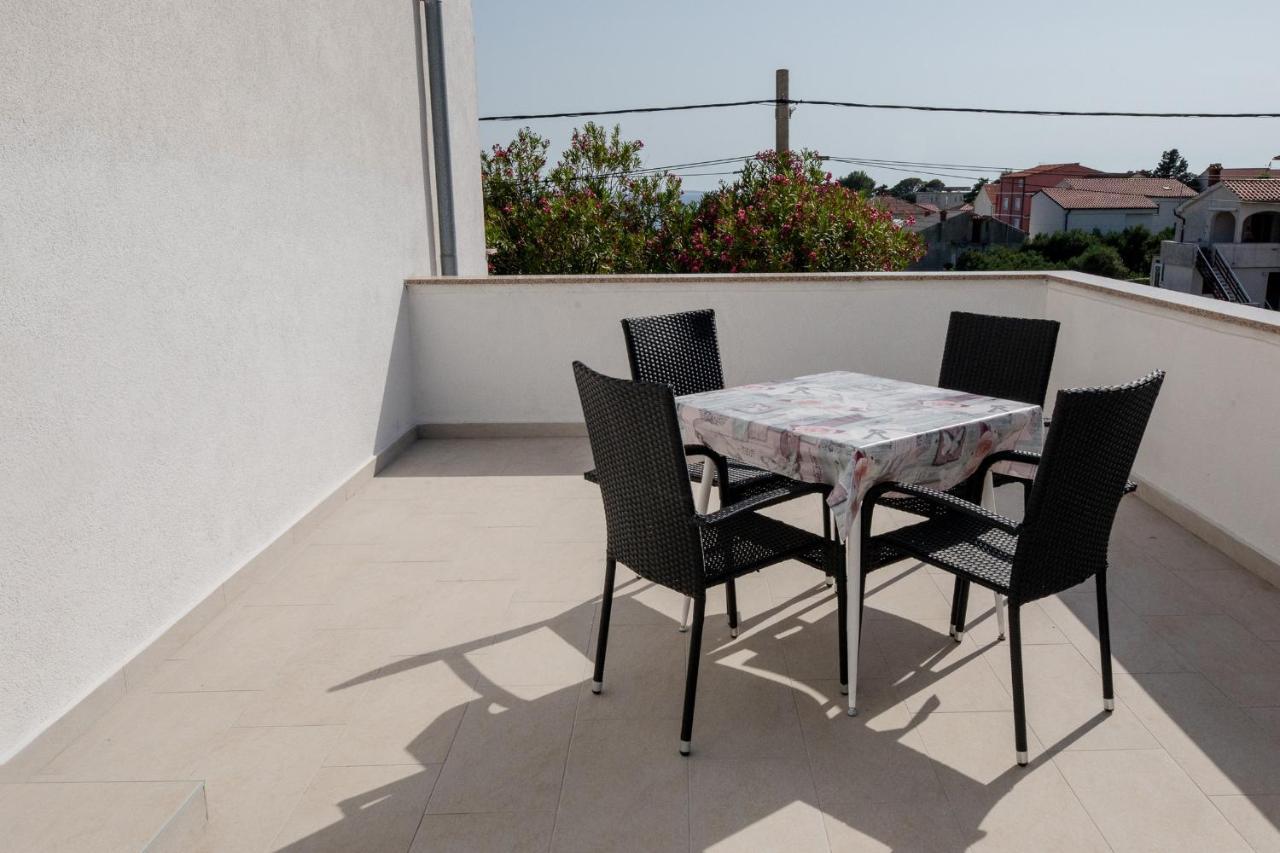 Apartments Mladenka In Banjol Екстериор снимка