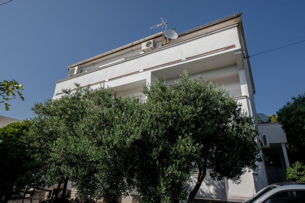 Apartments Mladenka In Banjol Екстериор снимка