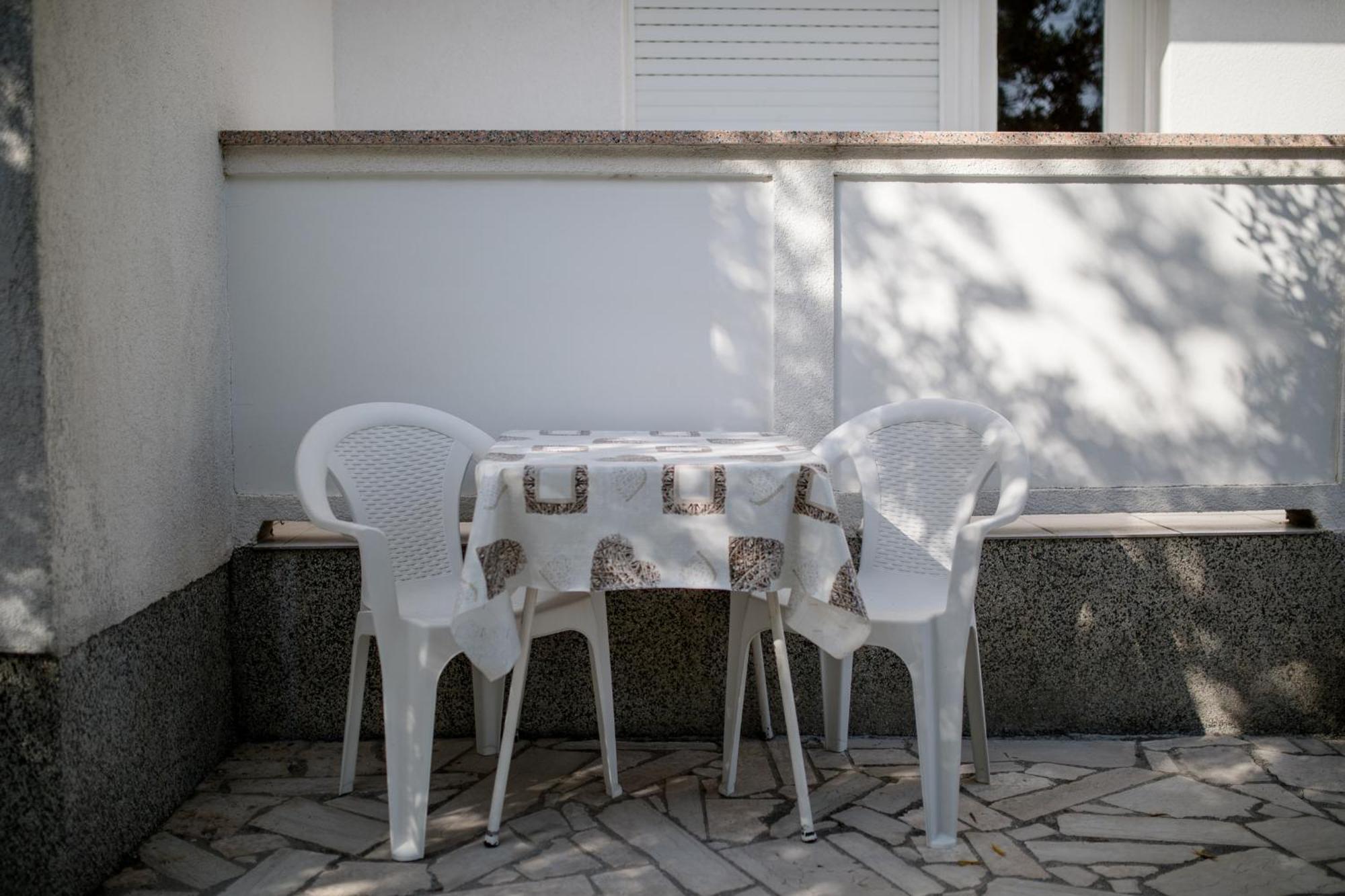 Apartments Mladenka In Banjol Стая снимка