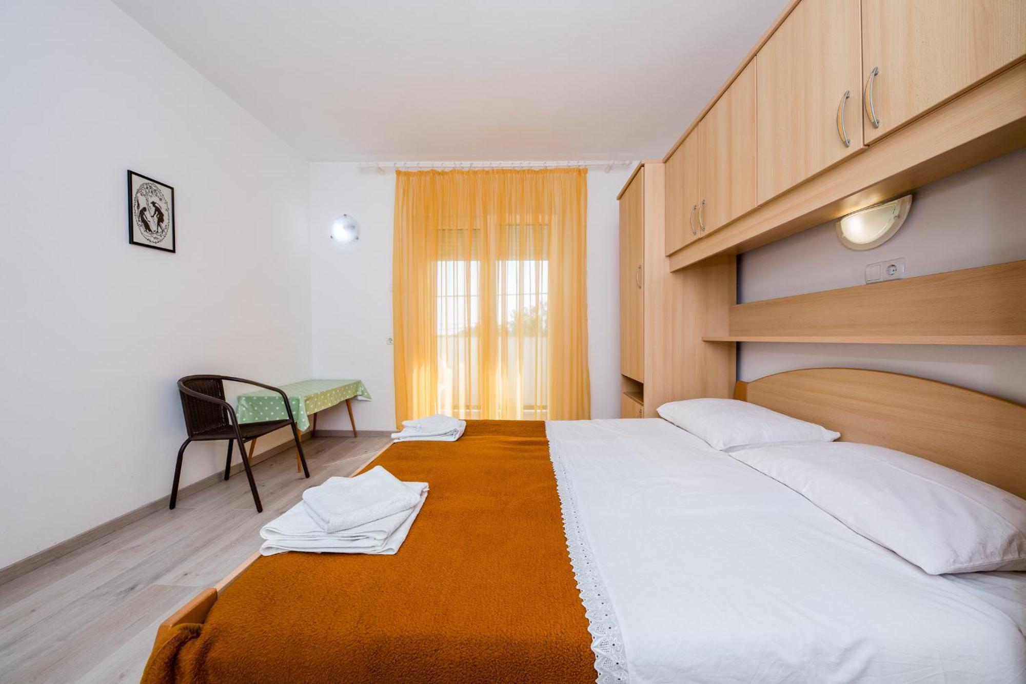 Apartments Mladenka In Banjol Стая снимка